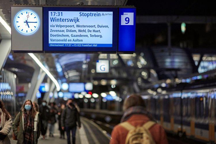Bord op station Arnhem Centraal met informatie over de stoptrein naar Winterswijk